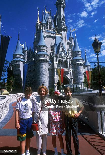 Sascha Kolonko, Heli Finkenzeller, Elena Fliegel, Oliver Seidel , ZDF-Reihe: "Traumschiff", Folge 18: "Florida", Dreh im Freizeitpark "Disneyworld",...