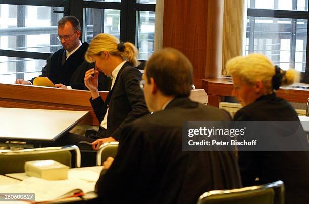 Angeklagte Friederike Hausschild mit Verteidiger, Zeugin Dr. Petra Hunold , Gerichts-Prozess von Rainer Hunold gegen Friederike Hausschild,...