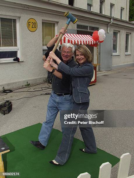 Christina Rainer, Gunter Friedrich, Jahrmarkts-Feier anläßlich des 500. Drehtages der ZDF-Serie "Samt und Seide", Augsburg, "Firma Althofer",...