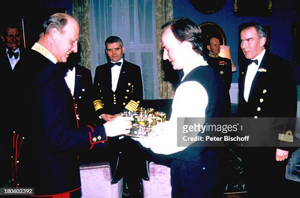 König Harald von Norwegen, Oslo/Norwegen, königliches Schloß, Kaffe trinken, Tasse, Orden, Uniform, Kellner, Glas, Getränk,Tablett,...