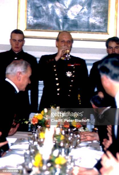 König Harald von Norwegen, Oslo/Norwegen, königliches Schloß, Kaffe trinken, Tasse, Orden, Uniform, Militär-Offiziere, Gemälde, Glas, Getränk, A-AK,
