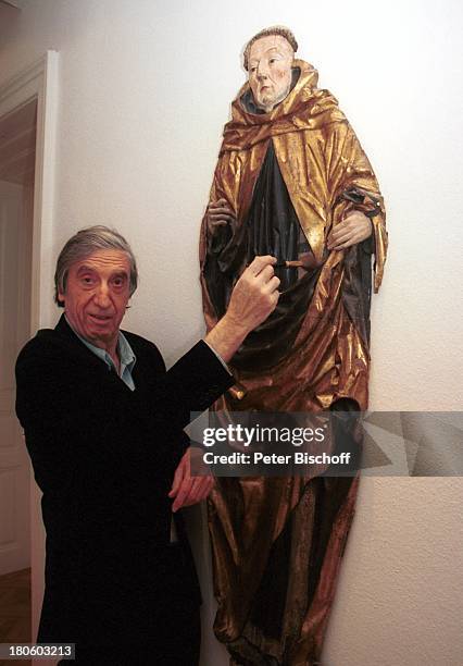 Herbert Fux, Homestory, Wien, Wandfigur, Mönch, Pinsel, abstauben, Schauspieler,