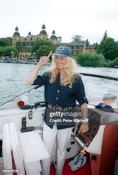 Margot Eskens auf dem Wörthersee, Kärnten, Velden/Österreich, im Hintergrund "Schlosshotel Velden" aus der RTL-Serie "Ein Schloss am Wörthersee",...