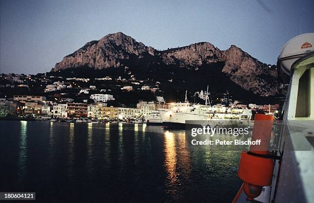 Capri/Italien, Europa, Hafen, Häuser, Stadt, Berge, Schiffe, Yachten, Kreuzfahrtschiffe, Abenddämmerung, Reise, ,