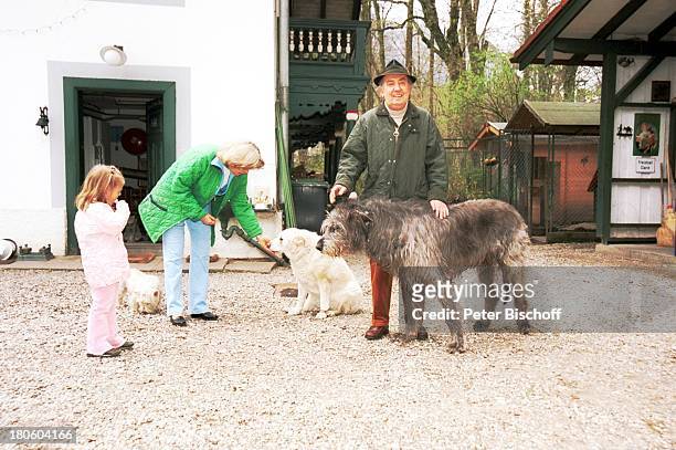 Hans Clarin, Ehefrau Christa, Enkelin Leonie, Homestory, "Moserhof", Aschau am Chiemsee/ Bayern, Frau, Kind, Hund, Hunde, Wolfshund,...