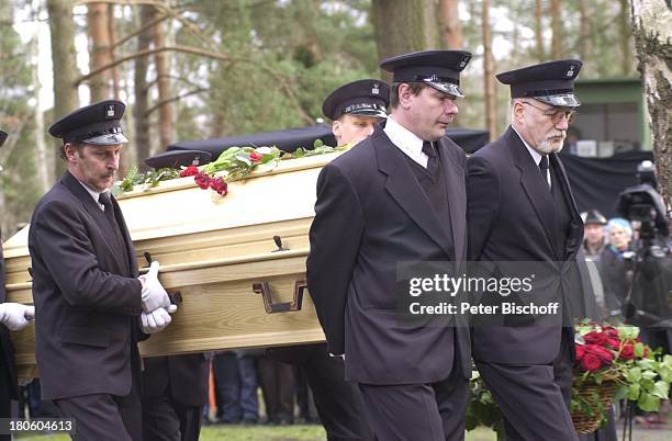 Sarg-Träger, Beerdigung von Hildegard Knef, Waldfriedhof Berlin, Deutschland, Europa-Zehlendorf, Blumen, Kranz, Beisetzung, Regenschirm, Sarg,