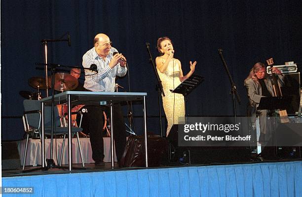 Manfred Krug , Tochter Stefanie Krug, Musiker, Auftritt von Manfred Krug mit seiner Band "Jazzin the Blues", Stadthalle Bremerhaven, Bühne, Singen,...