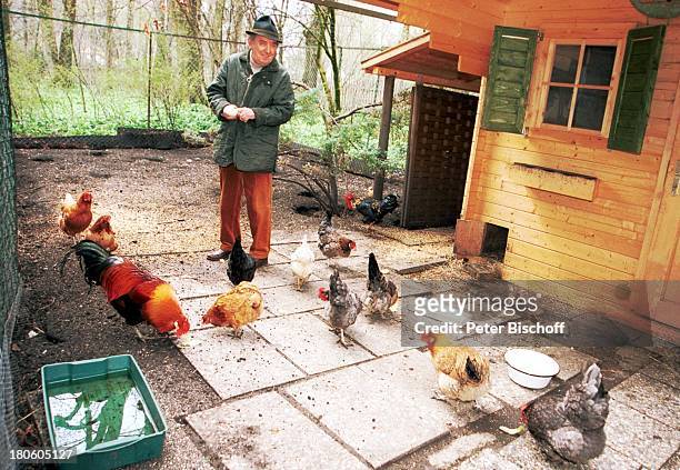Hans Clarin, Homestory, "Moserhof", Aschau am Chiemsee/ Bayern,Tier, Hut, Huhn, Hühner, füttern,
