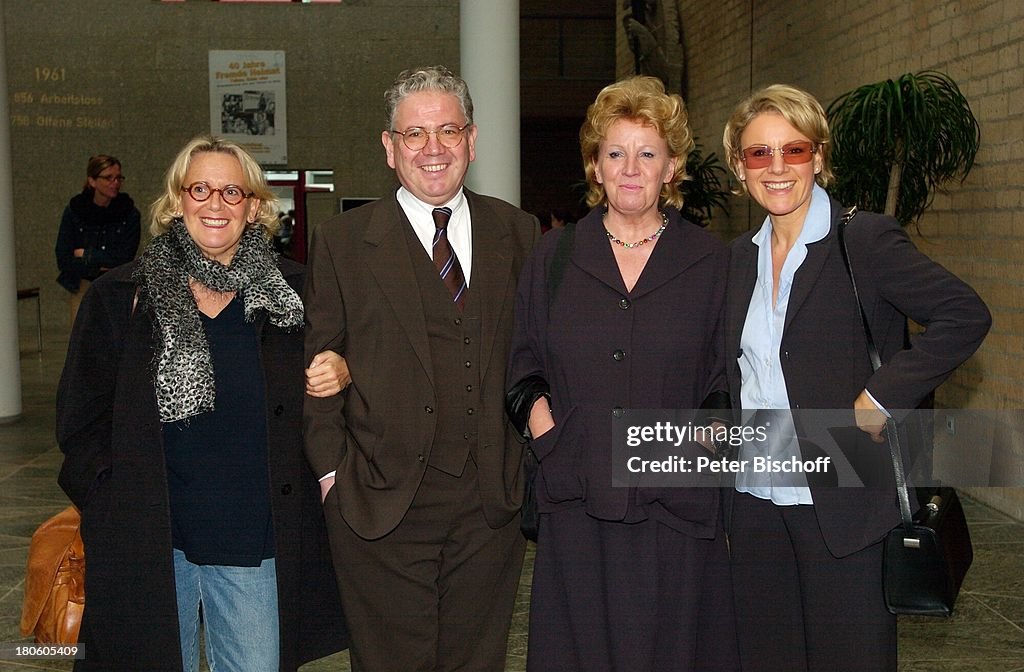 Susanne Millowitsch, Bruder Peter Millowitsch, Schwester Dr. Katarina... Nachrichtenfoto Getty Susanne Millowitsch, Bruder Peter Millowitsch, Schwester Dr. Katarina... Nachrichtenfoto Getty