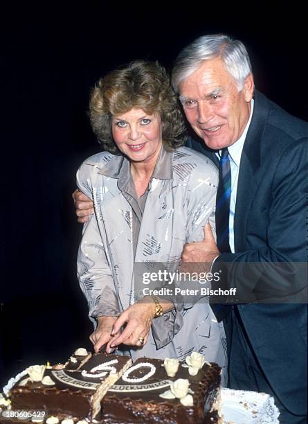 Joachim Fuchsberger, Ehefrau Gundula Fuchsberger, Geburtstagstorte zum 60. Geburtstag von Joachim Fuchsberger, anschneiden, Torte, umarmen, Frau, A,