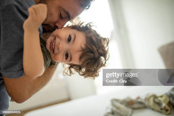 young father and his toddler having the time of their lives - dad stockfoto's en -beelden