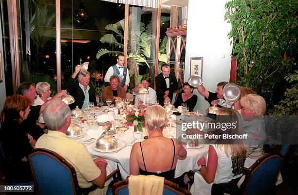 Klaus Hofsäss , Ehefrau Sonja Hofsäss , Bernhard Brink , Ehefrau Ute Brink , Freunde, Marbella/Spanien, Hotel "Puente Romano", Restaurant, Essen zum...