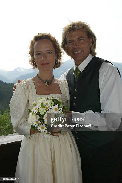 Karina Thayenthal , Hansi Hinterseer , ARD/ORF-Film ""Da wo die Liebe wohnt", Oberaurach /Tirol/Österreich, Brautkleid, Tracht, Brautstrauß,...