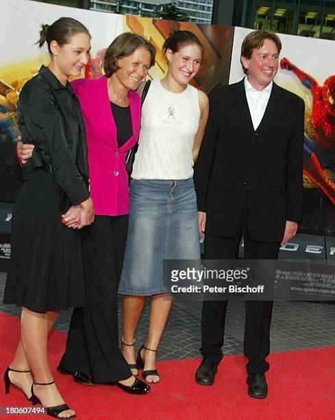 Jürgen Schau , Christina Rau , Tochter Anna-Christina , Tochter Laura-Helene, Deutschland-Premiere vom US-Kino-Film "Spiderman", Cine-Star im Sony...