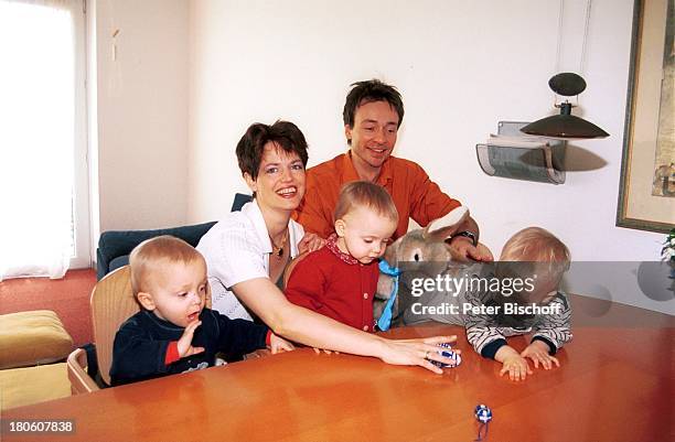 Maren Thurm und Ehemann Daniel Enzweiler, Sohn Leon, Tochter Paula, Sohn David , Homestory "Drillinge", Berlin, Deutschland, Europa, Kinder, Kind,...