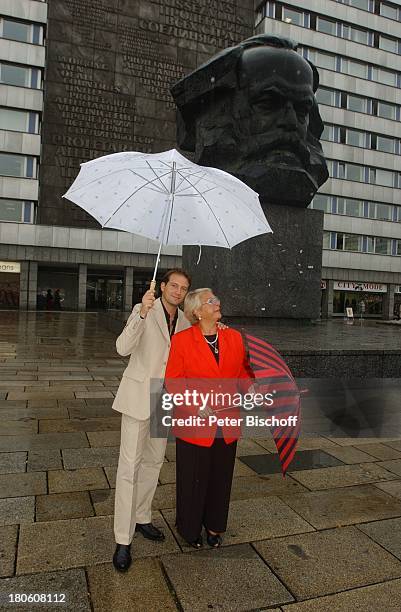 Björn Casapietra , Mutter Celestina Casapietra, Chemnitz,, Denkmal , Regenschirm, Regen, ;