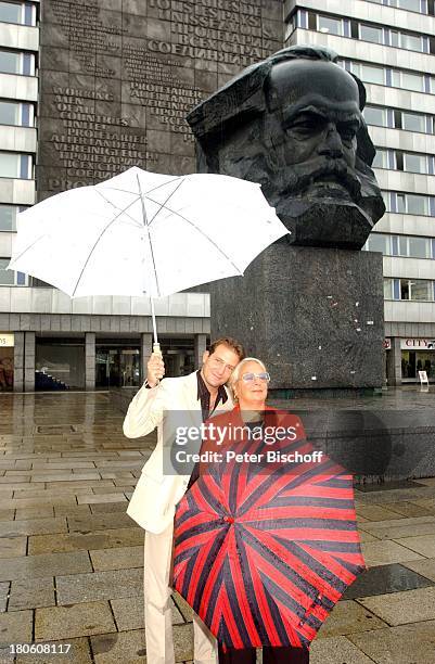 Björn Casapietra , Mutter Celestina Casapietra, Chemnitz,, Denkmal , Regenschirm, Regen, ;