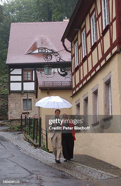 Björn Casapietra , Mutter Celestina Casapietra, Chemnitz,, Spaziergang, Regenschirm, Regen, ;