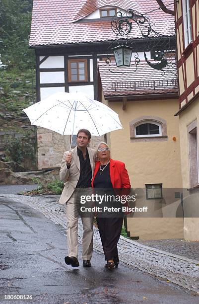 Björn Casapietra , Mutter Celestina Casapietra, Chemnitz,, Spaziergang, Regenschirm, Regen, ;