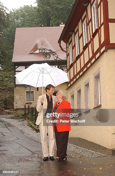 Björn Casapietra , Mutter Celestina Casapietra, Chemnitz,, Spaziergang, Regenschirm, Regen, umarmen, ;