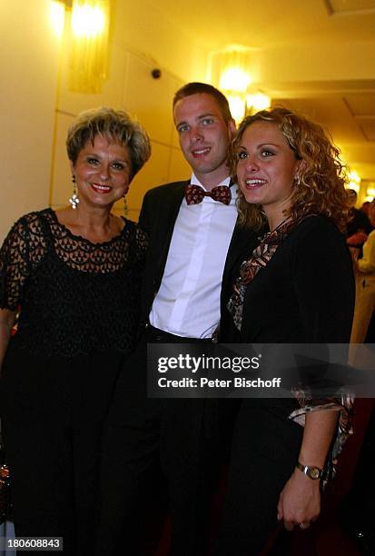 Dagmar Frederic, Tochter Maxie , Sohn , Party nach der Verleihung "Goldene Henne 2002", Berlin, Deutschland, Europa, , "Friedrichstadtpalast",...