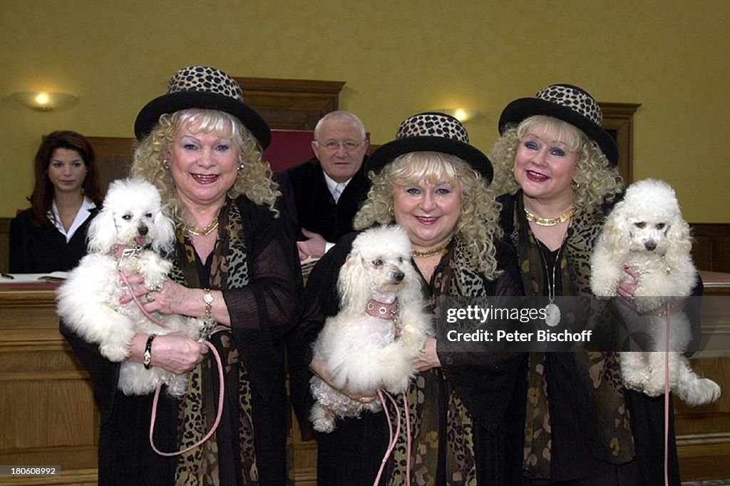 Jacob Sisters (Johanna, Eva, Hannelore) mit ihren Pudeln, dahint