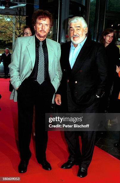 Dr. Dieter Wedel, Mario Adorf, Pressevorführung des ZDF-6-Teilers "Die Affäre Semmeling", Hamburg, Kino "CinemaxX", Foyer,