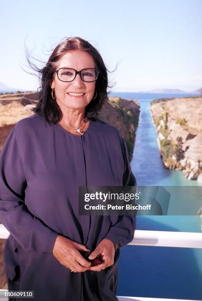 Nana Mouskouri, Dreharbeiten zum ARD-Special "Ein Star und seine Stadt", Athen, Griechenland, Felsenküste, Solomotiv,