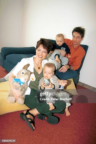 Maren Thurm und Ehemann Daniel Enzweiler, Sohn Leon, Sohn David , Homestory "Drillinge", Berlin, Deutschland, Europa, Kinder, Kind,...