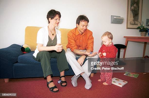 Maren Thurm und Ehemann Daniel Enzweile, Tochter Paula, Homestory "Drillinge", Berlin, Deutschland, Europa, Kind, Spielzeug, Schauspieler-Ehepaar,...