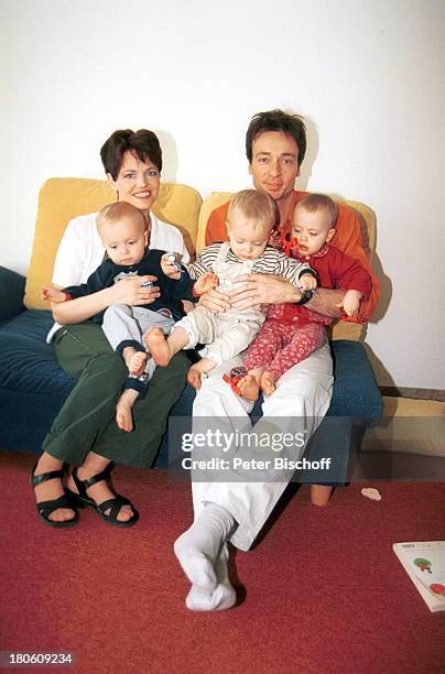 Maren Thurm und Ehemann Daniel Enzweiler, Sohn Leon, Sohn David, Tochter Paula , Homestory "Drillinge", Berlin, Deutschland, Europa, Kinder, Kind,...