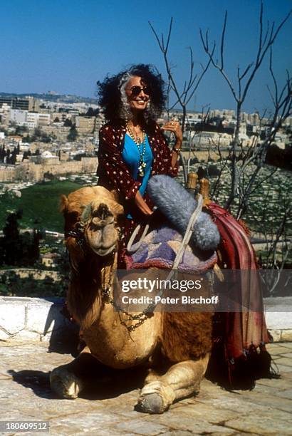 Daliah Lavi - Gans, bei Dreharbeiten in Israel, Naher Osten, Kamel, Tier,;;