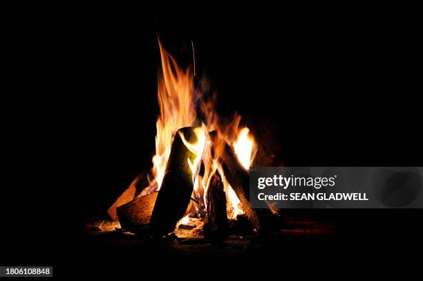 log fire - haardvuur stockfoto's en -beelden