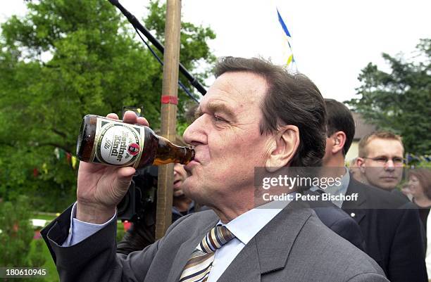 Bundeskanzler Gerhard Schröder, Presse, Besuch der Kleingartenkolonie "Abendruh", Berlin, Deutschland, Europa/Lichterfelde, Einladung zu einem Bier...