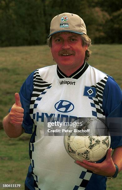 Klaus Baumgart, , HSV-Fan, Hamburg, HSV-Trikot, Fußballplatz, Baseball-Kappe, Ball, Bart,