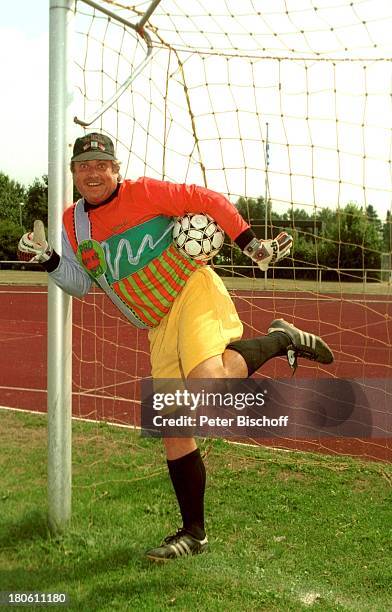 Klaus Baumgart, , Benefiz-Fußballspiel der NDR-Prominentenmanschaft, Hoya, Fußballplatz, Baseball-Kappe, Ball, Bart, Torwart-Torwart-Trikot,...