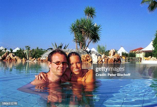 Nadine Spruß, Sascha Heuser Ehemann, Mann, Urlaub, Belek/Türkei, "Club Aldiana", Pool, Swimming-Pool, Sonnenbrille, schwimmen, umarmen,