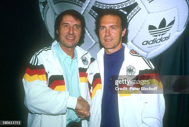 Udo Jürgens, Franz Beckenbauer , Gesangsaufnahmen zur "WM-Italien-LP", Aufnahmestudio, Bad Homburg, Ball, Fußball, Trainingsjacke "Deutsche...