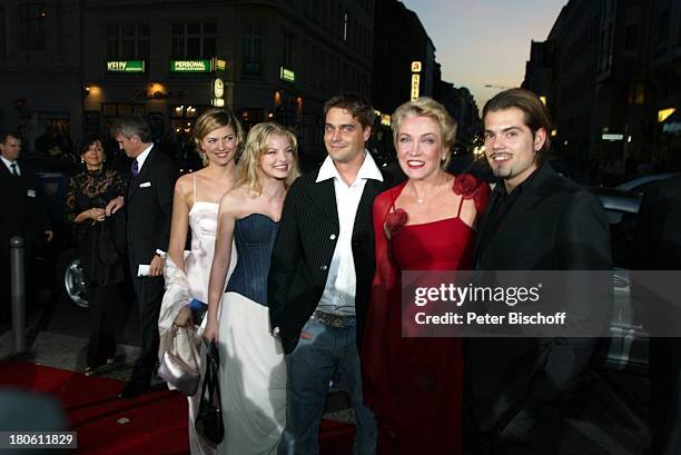 Yvonne Catterfeld, Nina Bott , Daniel Wiemer, Lisa Riecken, Daniel Fehlow, Verleihung "Goldene Henne 2002", Berlin, Deutschland, Europa,...