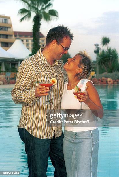 Nadine Spruß, Sascha Heuser Ehemann, Mann, Urlaub, Belek/Türkei, , "Club Aldiana", Cocktail, Pool, Sonnenbrille, Swimming-Pool, Getränk, ;