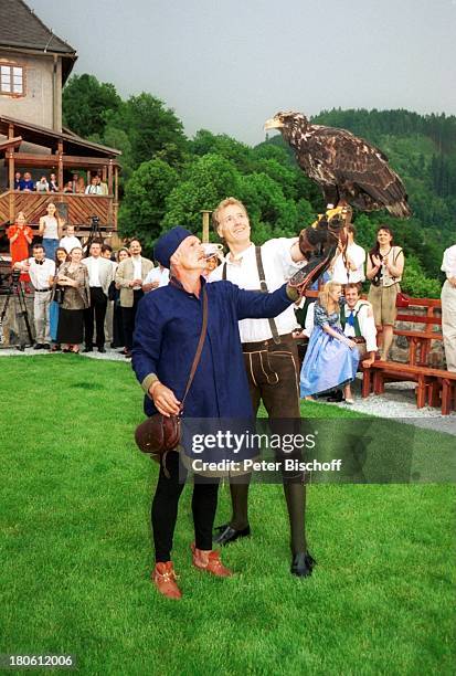 Albert Fortell, Falkner im Kostüm, Weißkopf-Seeadler, Gäste, Vorab-Feier zum 50.Geburtstag von Albert Fortell, Burgfest auf "Burg Oberkapfenberg",...