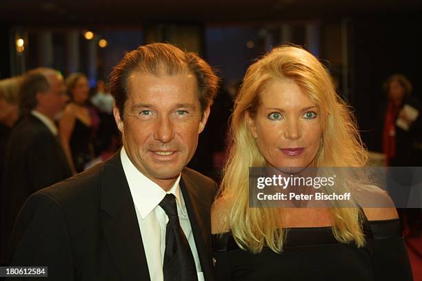 Preisträger Michael Lesch, Ehefrau Christina Keiler, Gala Verleihung "Deutscher Fernsehpreis 2002", Köln, , "Coloneum", Foyer, Frau,