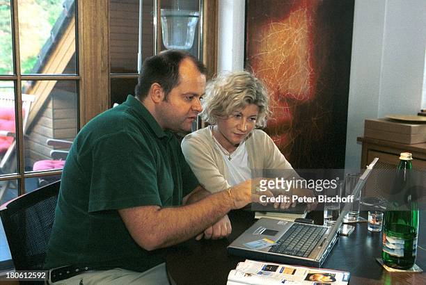 Markus Majowski, Ehefrau Barbara, Homestory, Arbeitszimmer, Büro, Computer, Laptop, Berlin, Deutschland, Europa, Frau,