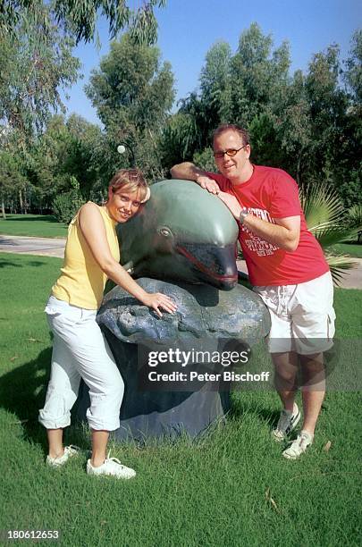 Nadine Spruß, Sascha Heuser Ehemann, Urlaub, Belek/Türkei, , "Club Aldiana", Delphinstatue, Sonnenbrille,