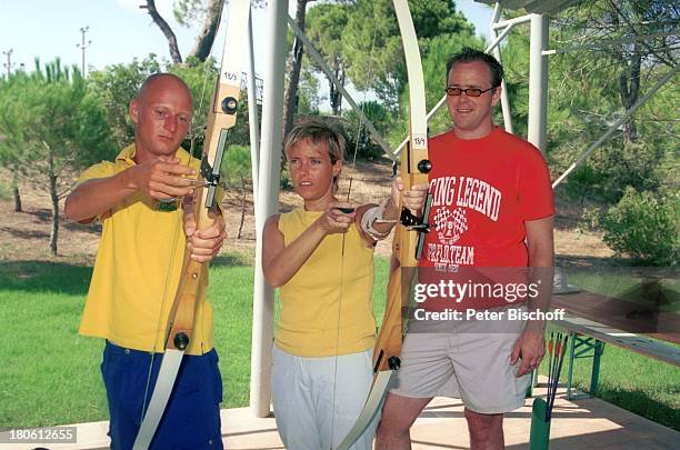 Nadine Spruß, Trainer, Sascha Heuser Ehemann, Mann, , Urlaub, Belek/Türkei, , "Club Aldiana", Bogenschießen , Pfeil, Bogen, Sport, Sonnenbrille, ;