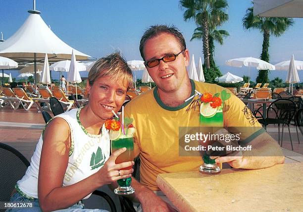 Nadine Spruß, Sascha Heuser Ehemann, Mann, Urlaub, Belek/Türkei, , "Club Aldiana", Getränk, Cocktail, Sonnenbrille,