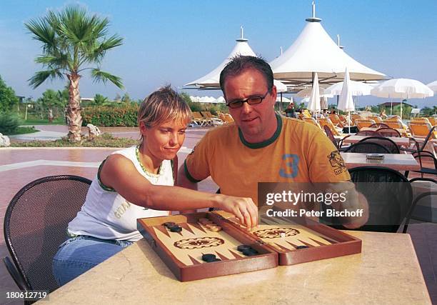 Nadine Spruß, Sascha Heuser Ehemann, Mann, "Club Aldiana" Belek/Türkei, , Urlaub, Brettspiel, Backgammon, Sonnenbrille, ;