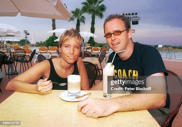 Nadine Spruß, Sascha Heuser Ehemann, Mann, Urlaub, Belek/Türkei, , "Club Aldiana", Cocktail, Getränk, Sonnenbrille,