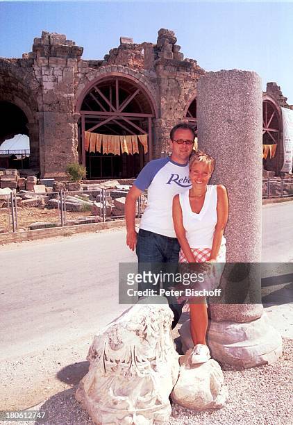 Nadine Spruß, Sascha Heuser Ehemann, Mann, "Club Aldiana" Belek/Türkei, , Urlaub, Ruinen, Sonnenbrille, ;