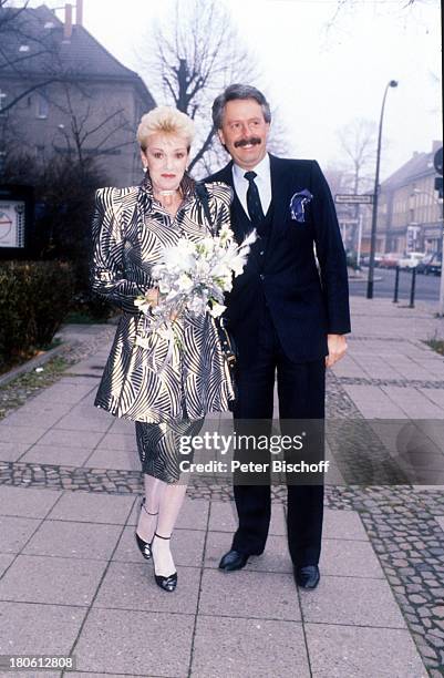 Anita Kupsch, Ehemann Klaus-Detlef Krahn, Hochzeit, Berlin, Deutschland, Europa-Schmargendorf, Blumen, Kleid, Fußweg,